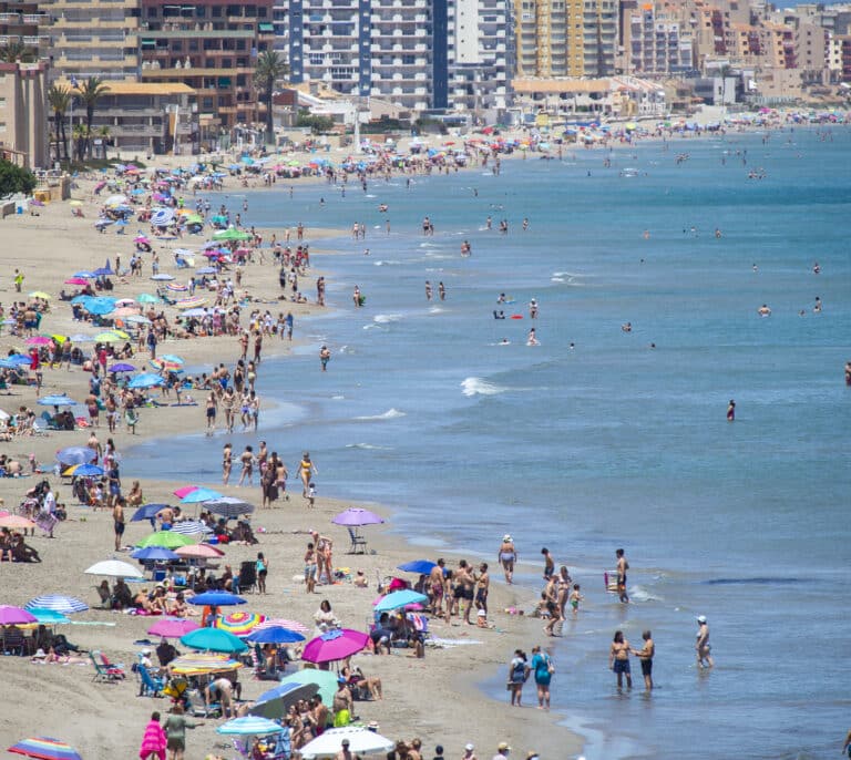 El turismo nacional salva al verano del desastre