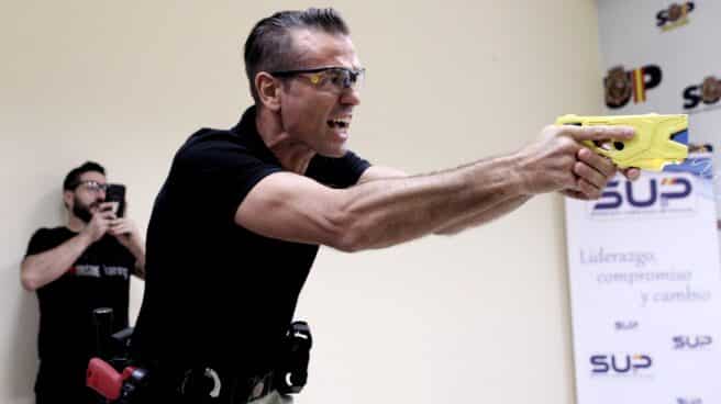 policia-600-pistolaas-taser-formar-agentes Un policía instructor, haciendo una demostración del funcionamiento de la pistola eléctrica en la sede del SUP.