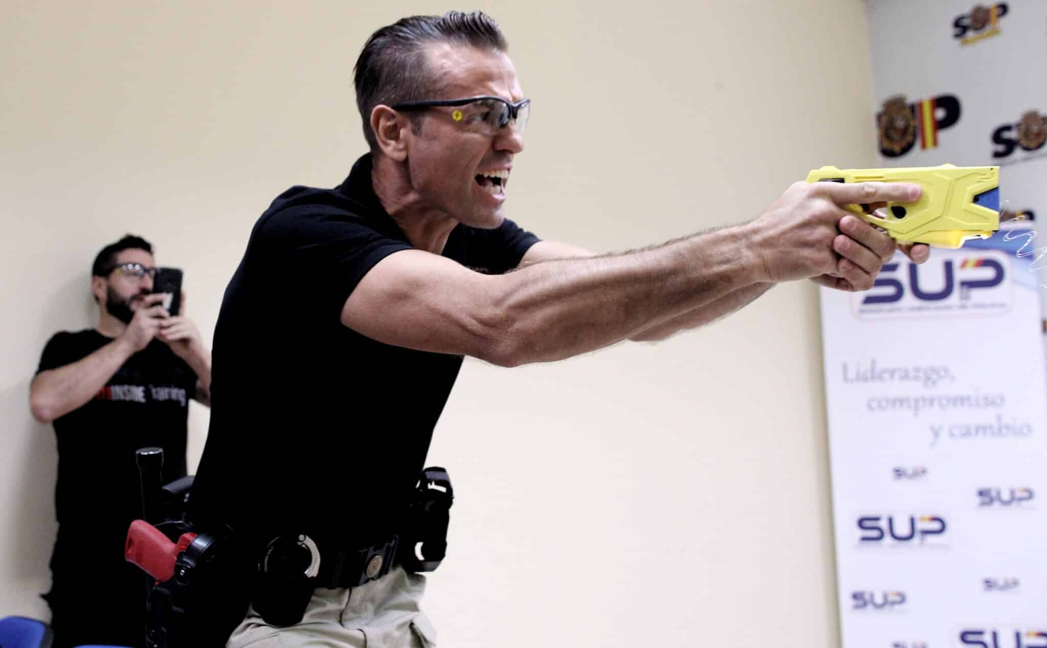 Un policía instructor, haciendo una demostración del funcionamiento de la pistola eléctrica en la sede del SUP.