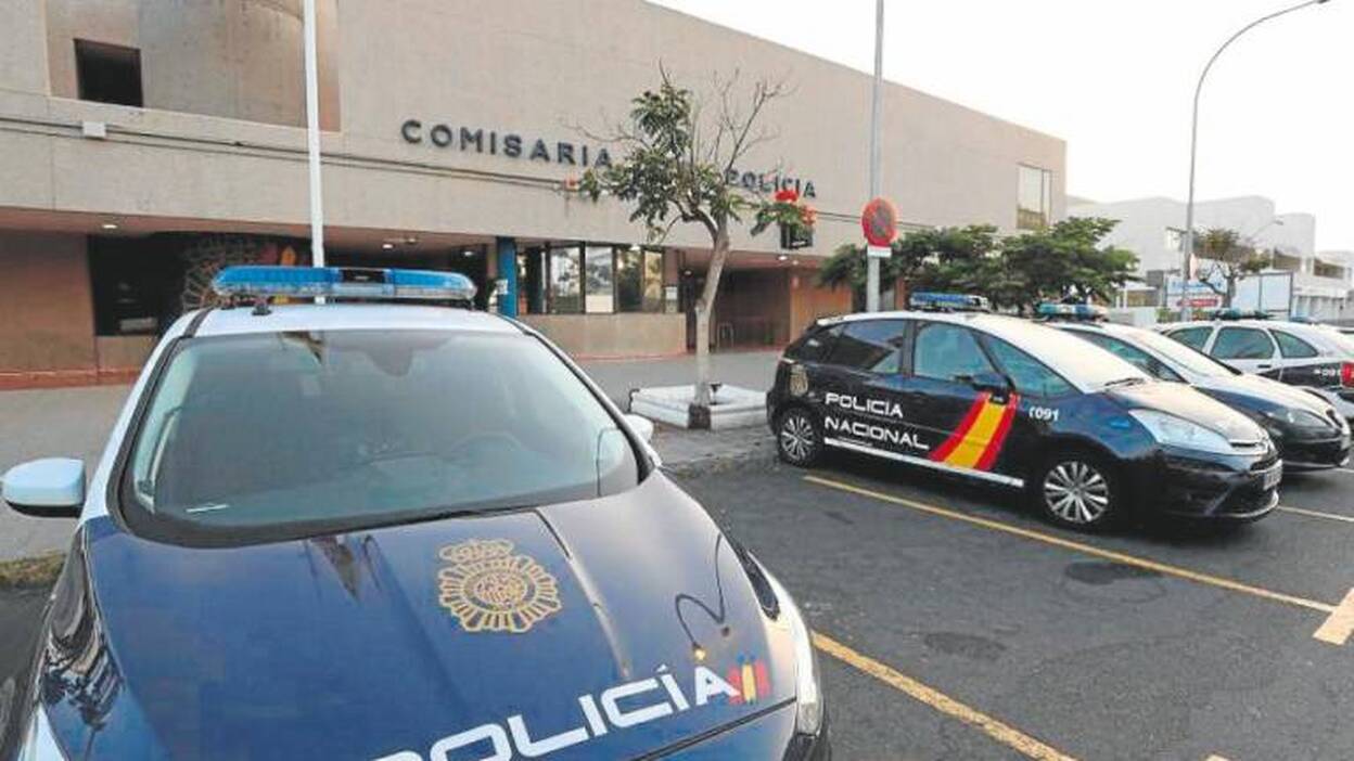 Coche de Polícia Nacional aparcado en la comisaría de Maspalomas (Gran Canaria)