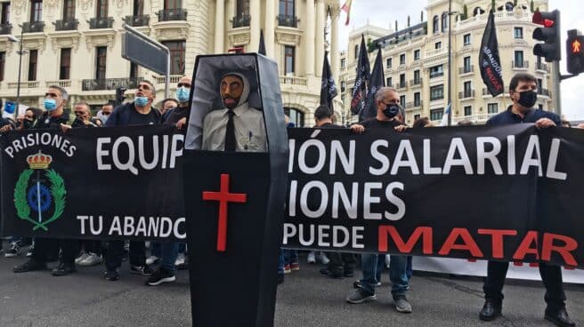 Funcionarios de prisiones, durante la protesta secundada este miércoles en Madrid.