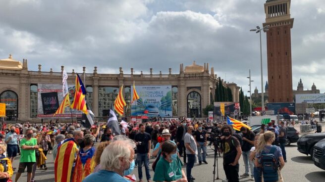 Un centenar de personas cortan la Plaza España en Barcelona durante la visita de Felipe VI. Un centenar de personas cortan la Plaza España en Barcelona durante la visita de Felipe VI.