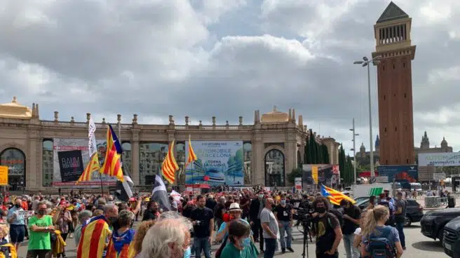 Un centenar de independentistas cortan Plaza España en protesta por la visita de Felipe VI