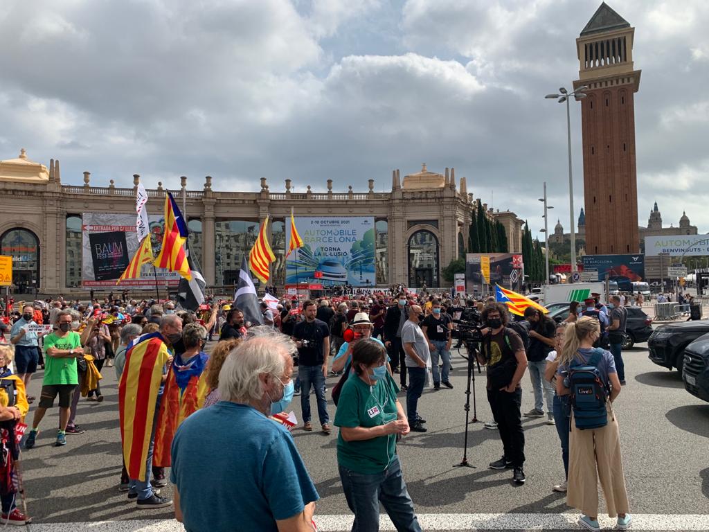 Un centenar de personas cortan la Plaza España en Barcelona durante la visita de Felipe VI.