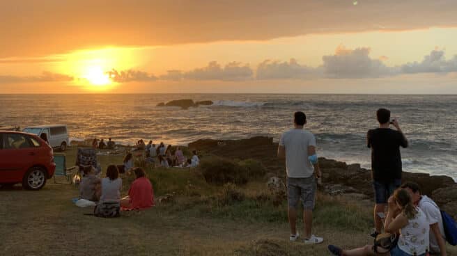 En una nueva versión de culto solar, de costa a costa, de cumbre a cumbre, el veraneante va en algún momento en busca del mejor atardecer.