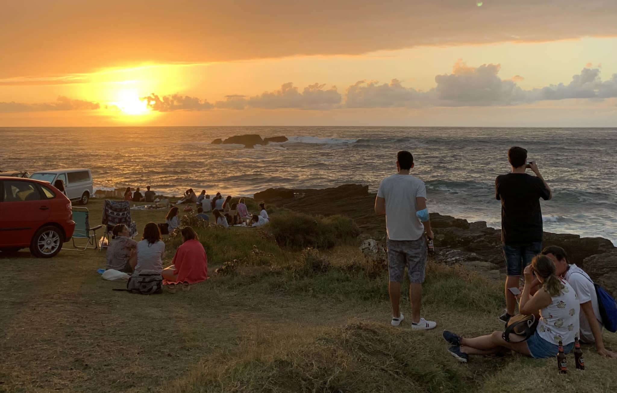 En una nueva versión de culto solar, de costa a costa, de cumbre a cumbre, el veraneante va en algún momento en busca del mejor atardecer.