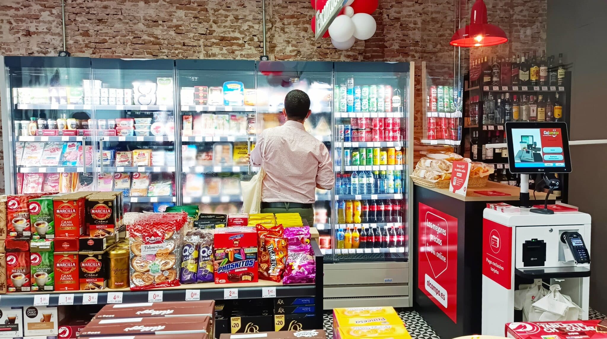 Interior del nuevo punto de recogida de Alcampo en Madrid.