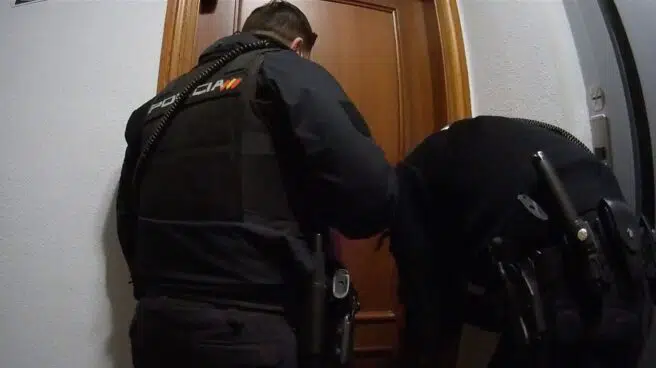 Los policías alegarán que se identificaron hasta "siete veces" antes de forzar la puerta