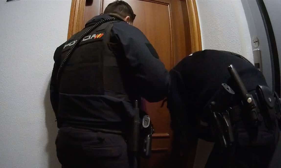 Dos de los policías, antes de acceder al interior de la vivienda.