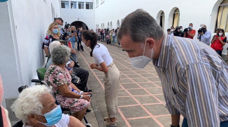 Los reyes conversan con los vecinos de La Palma afectados por el volcán