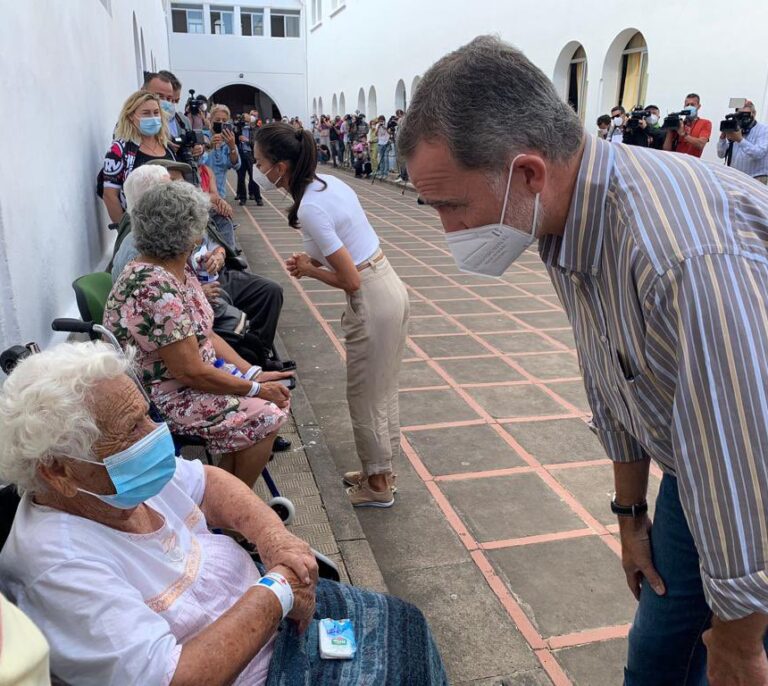 Los reyes visitan a los afectados por el volcán de La Palma