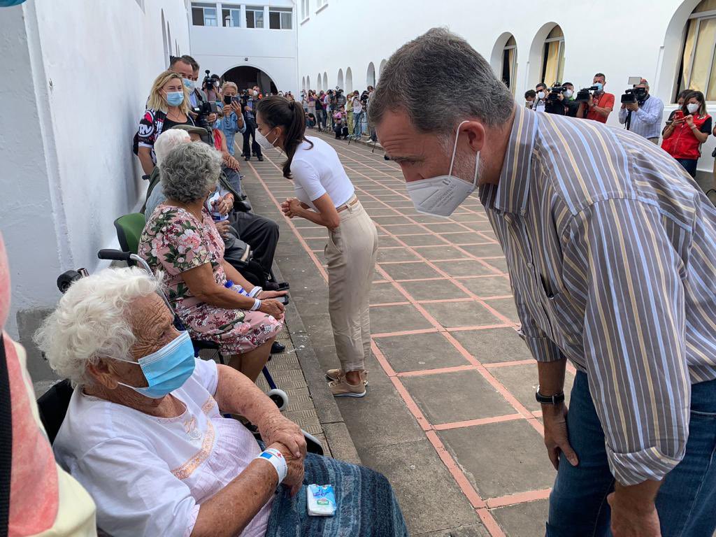 Los reyes conversan con los vecinos de La Palma afectados por el volcán