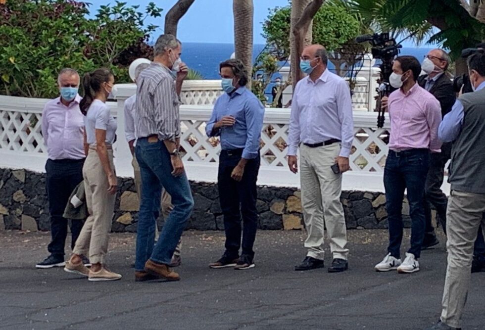 Los reyes saludan a las autoridades locales en su visita a La Palma
