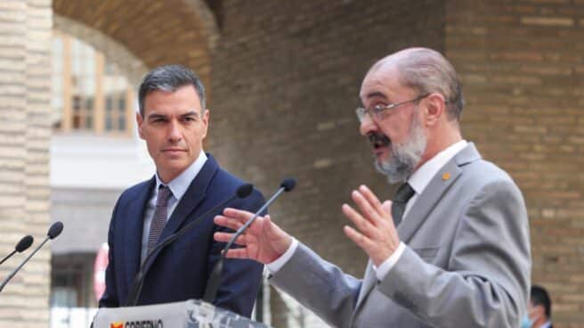 Pedro Sánchez: Los JJOO de Invierno del Pirineo son un proyecto de país, con Aragón y Cataluña "en pie de igualdad" El presidente del Gobierno, Pedro Sánchez (i), y el jefe del Ejecutivo aragonés, Javier Lambán (d), pronuncian una declaración institucional tras la reunión que han mantenido este jueves en Zaragoza para analizar la candidatura de los Juegos Olímpicos de Invierno de 2030.