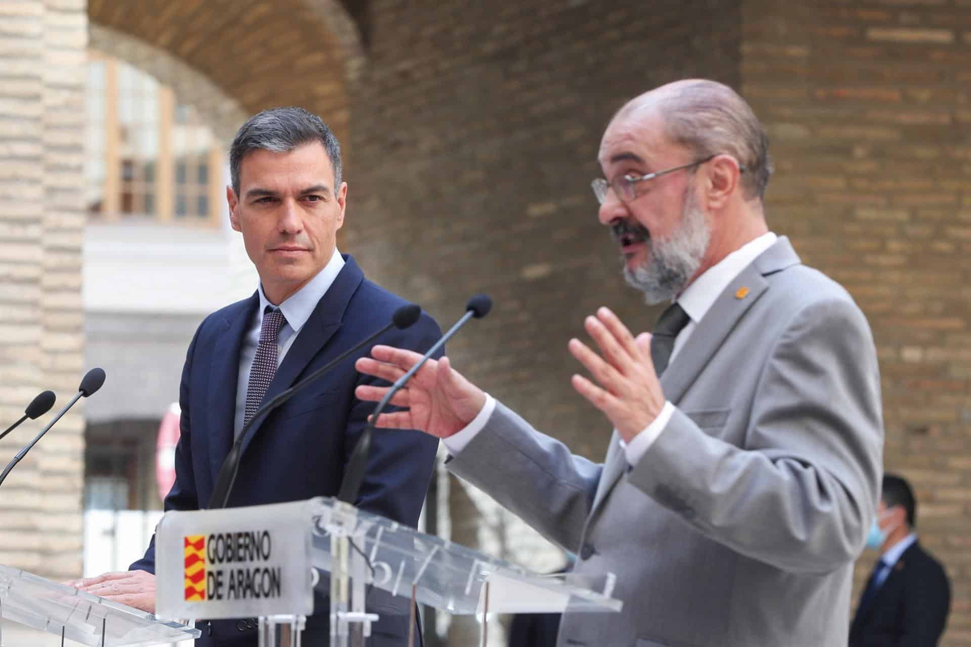 El presidente del Gobierno, Pedro Sánchez (i), y el jefe del Ejecutivo aragonés, Javier Lambán (d), pronuncian una declaración institucional tras la reunión que han mantenido este jueves en Zaragoza para analizar la candidatura de los Juegos Olímpicos de Invierno de 2030.