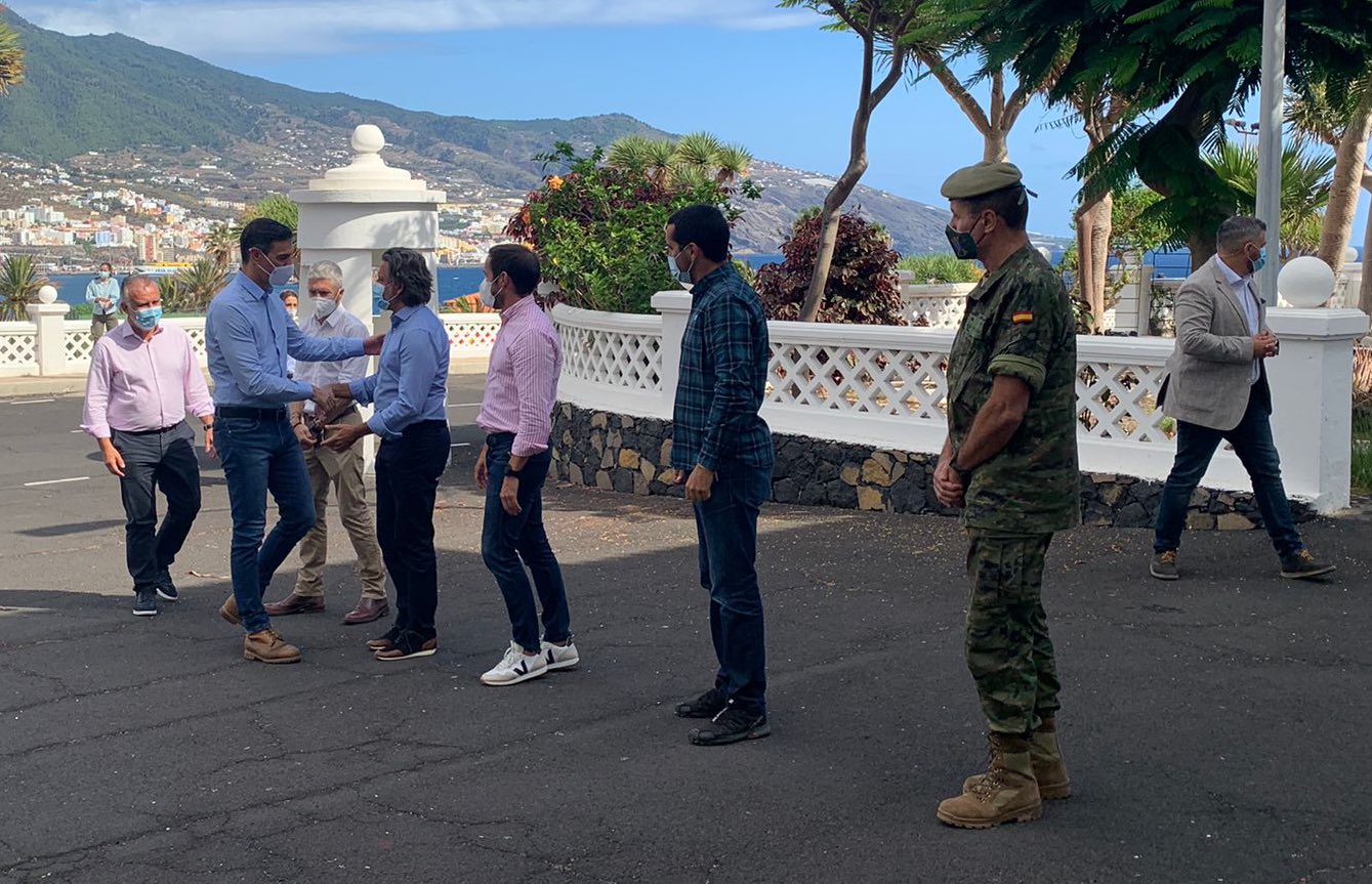 Pedro Sánchez saluda a las autoridades locales en su visita a La Palma
