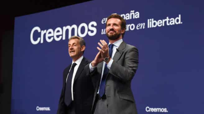 El presidente del PP, Pablo Casado (d) y el expresidente de Francia Nicolas Sarkozy (i).