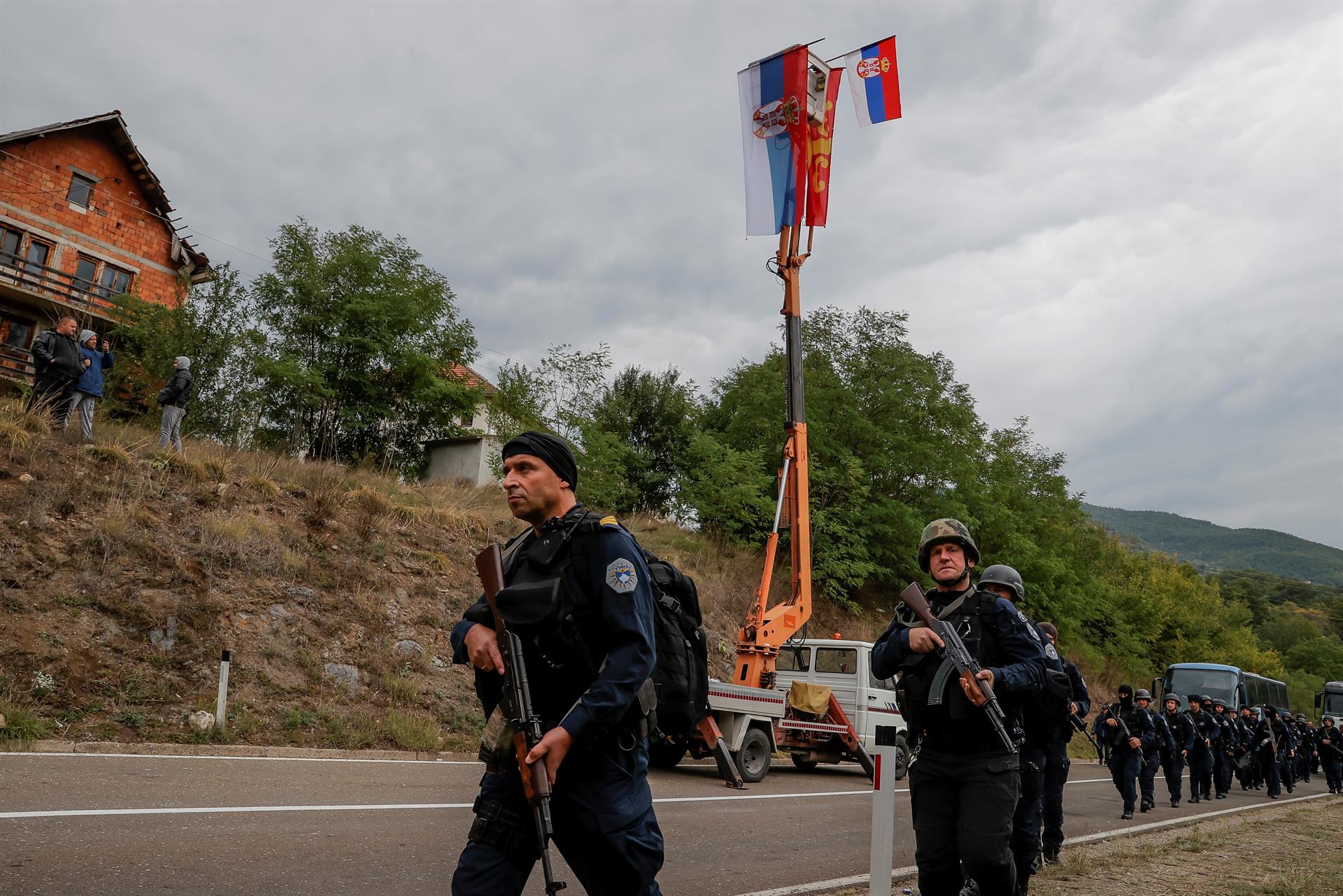 Militares kosovares, en el paso fronterizo de Jarinje.