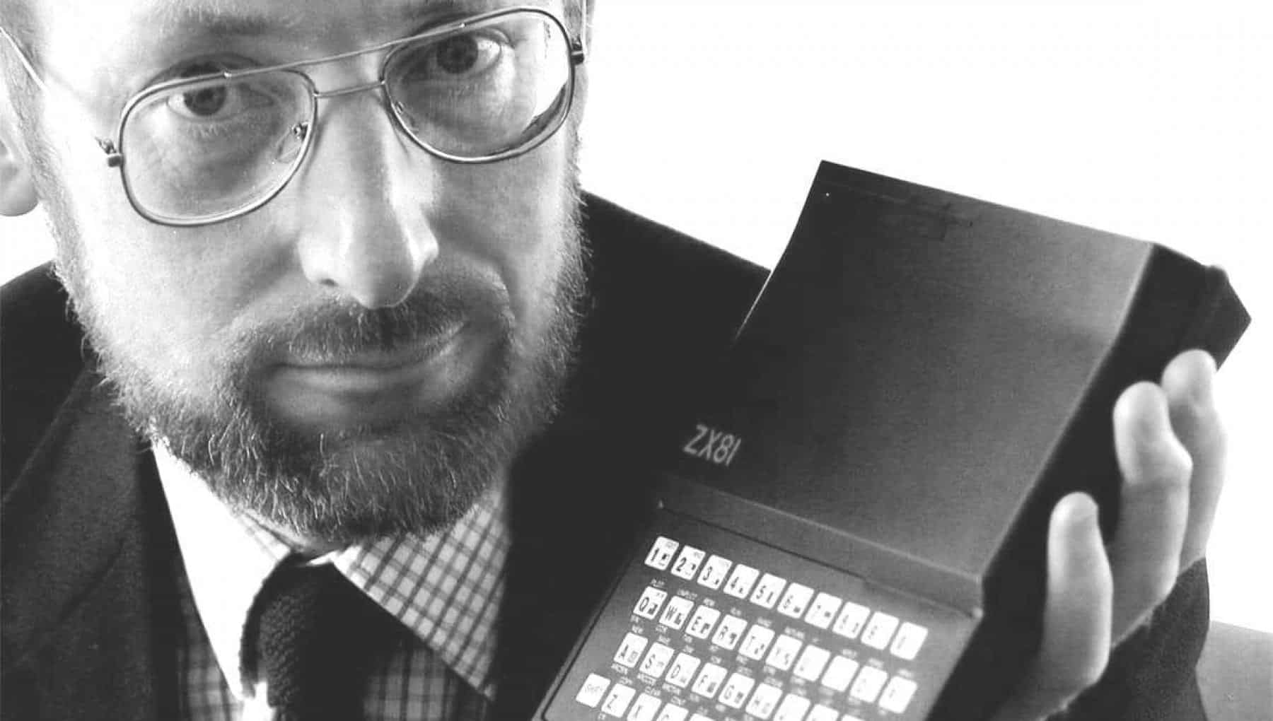 Sir Clive Sinclair con el microordenador 'ZX Spectrum'