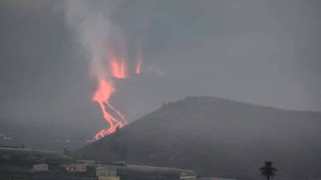 La nueva colada del volcán de La Palma, más fluida, avanza hacia el mar