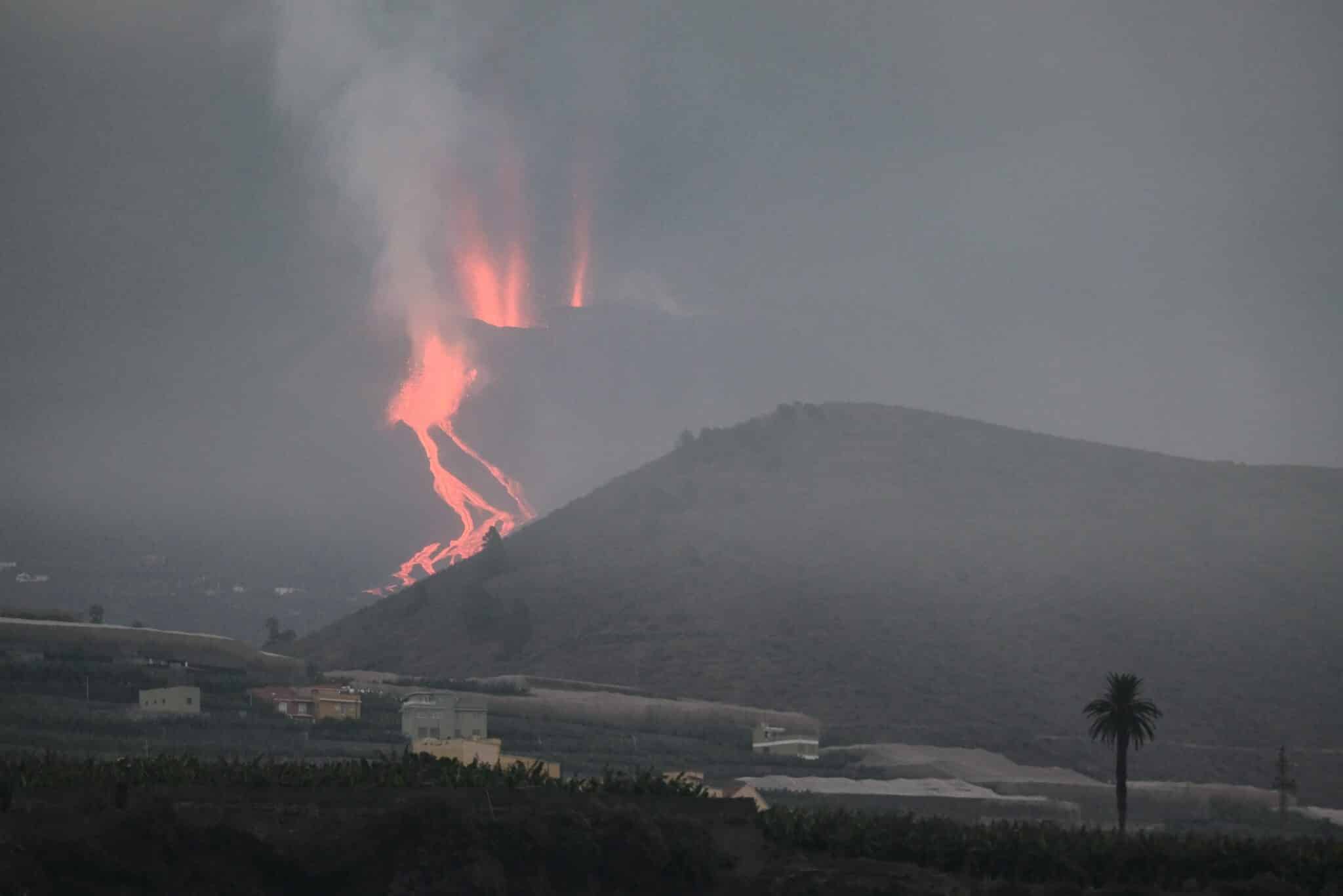 La nueva colada del volcán de La Palma, más fluida, avanza hacia el mar