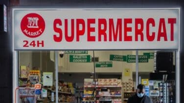 Barcelona cerrará las tiendas 24 horas que vendan alcohol a menores o fuera de las horas preestablecidas