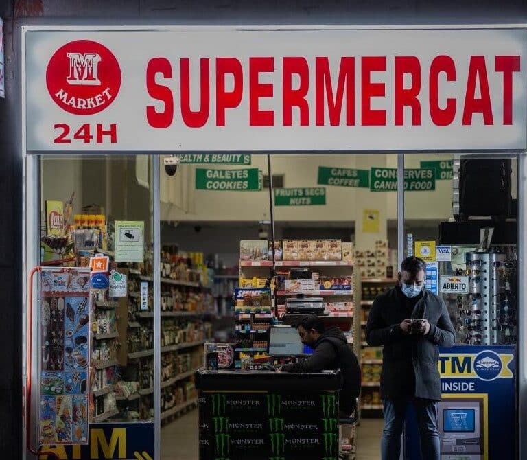 Barcelona cerrará las tiendas 24 horas que vendan alcohol a menores o fuera de las horas preestablecidas