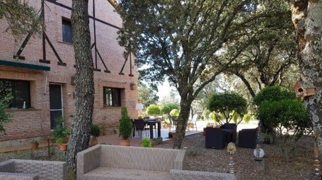 El portal de subastas 'online' Escrapalia.Com ha puesta a la venta un hotel rural, ubicado en La Iglesuela del Tiétar, en la provincia de Toledo, a un precio de salida de un euro. La terraza del hotel Tejarejo.