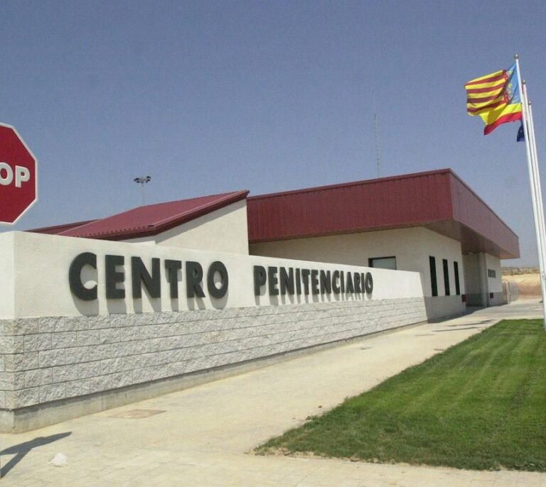 Varios encapuchados agreden a la subdirectora de la cárcel de Villena a la puerta de su casa