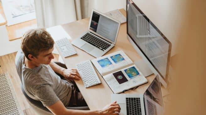 El teletrabajo se valora cada vez más al buscar empleo en España Una persona trabaja desde casa
