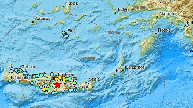 Mapa de las islas griegas donde se localizan los terremotos con colores rojos, amarillos y auzles