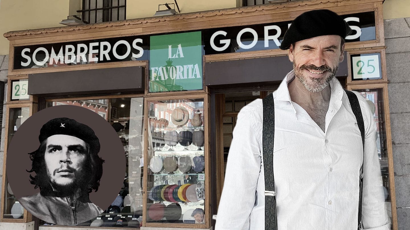 El Che Guevara luciendo la boina que compró en La Favorita y Carlos Escobar, actual dueño del local, luciendo el mismo modelo que el Che