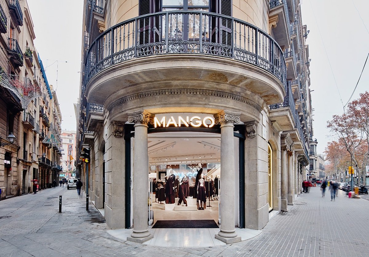 Entrada de la tienda de Mango en Las Ramblas, Barcelona