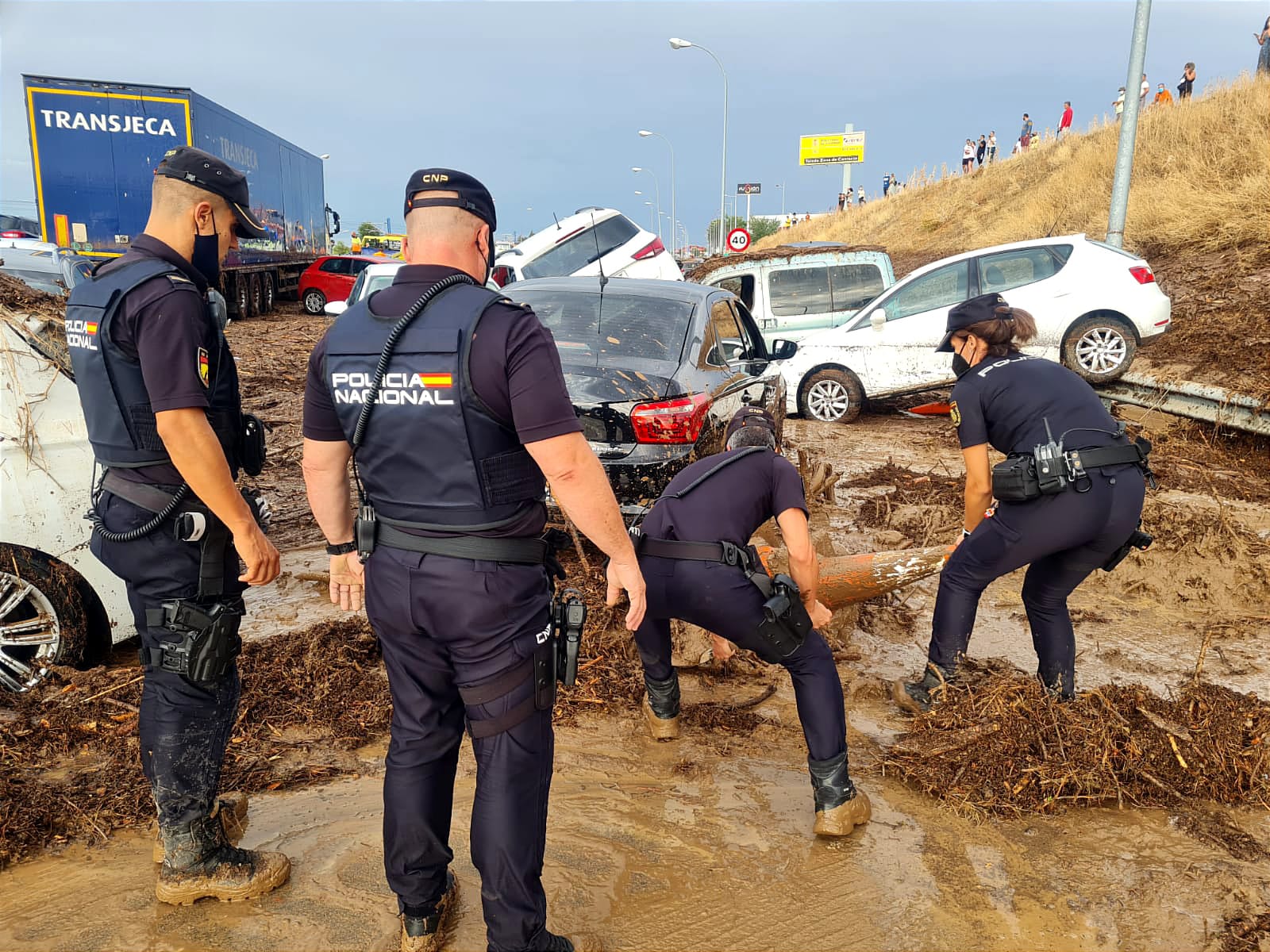 La Policía actúa en las inundaciones de Toledo.