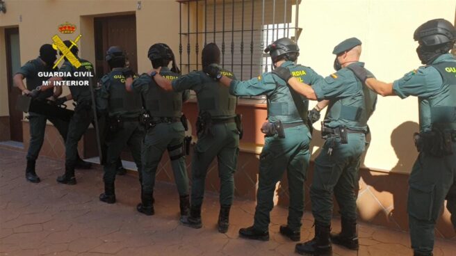 Cae una red tráfico de hachís en la costa de Cádiz e intervienen 1.370 kilos La Guardia Civil en el marco de la operación "Jureles", ha desarticulado una organización que introducía grandes partidas de hachís por las costas de Cádiz.