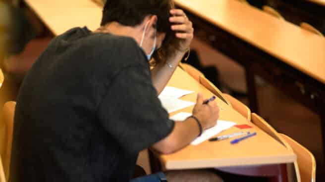 Un estudiante durante la convocatoria extraordinaria de un examen