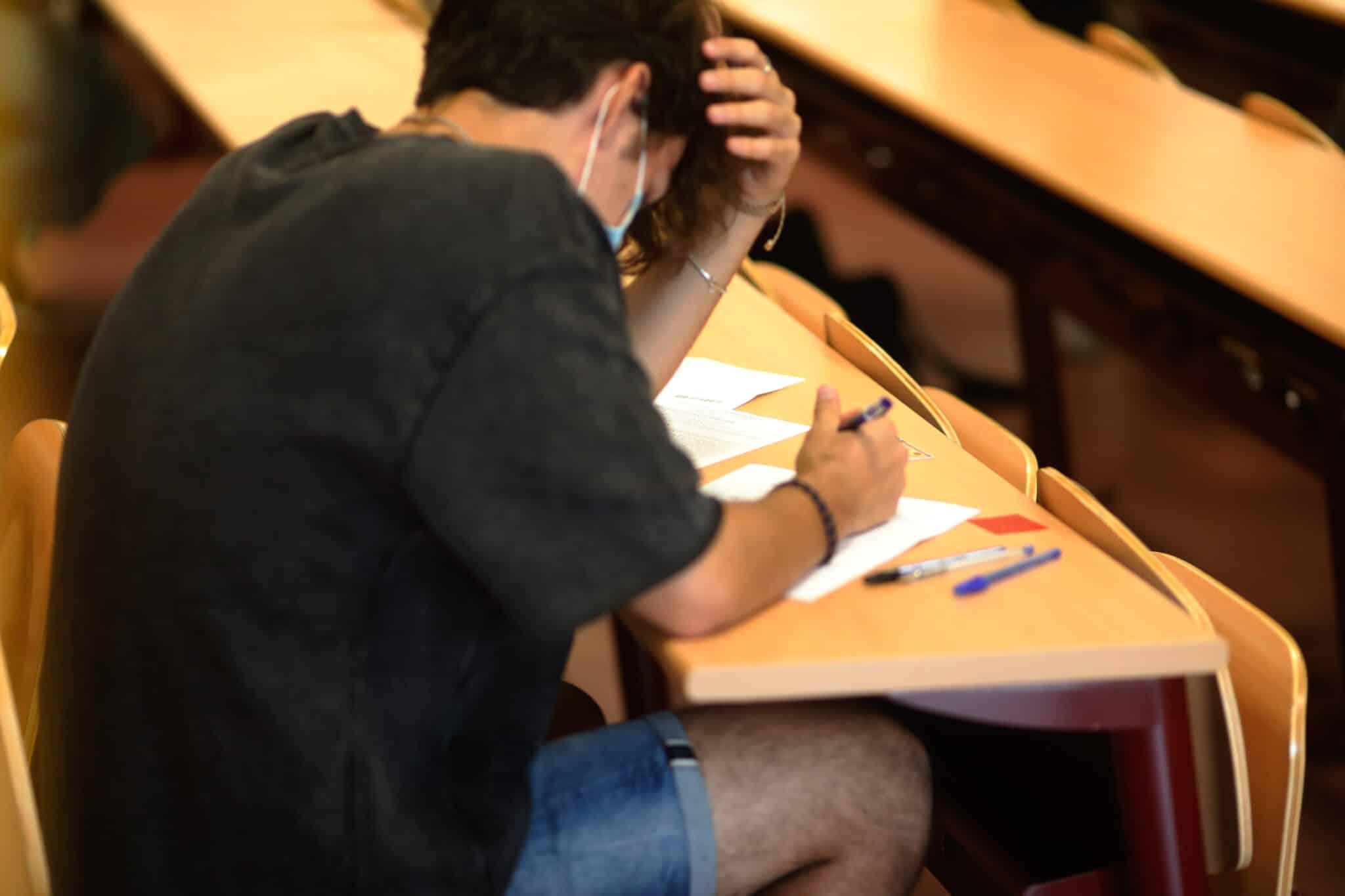 Un estudiante durante la convocatoria extraordinaria de un examen
