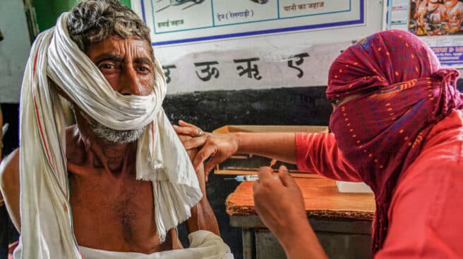 Un hombre recibe la vacuna frente al Covid en India.