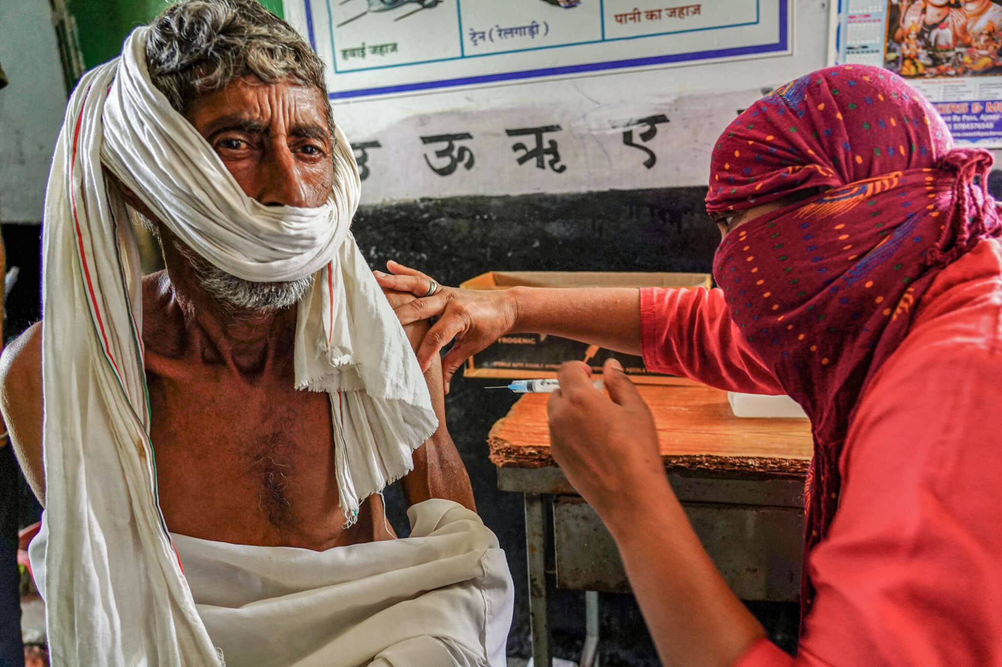 Un hombre recibe la vacuna frente al Covid en India.