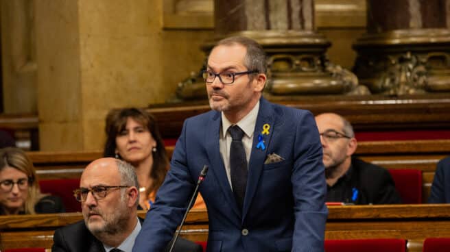 Josep Costa levantado del banco del Parlament de Catalunya