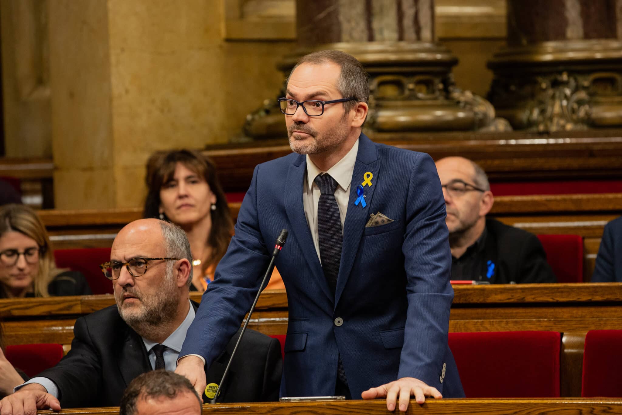 Josep Costa levantado del banco del Parlament de Catalunya