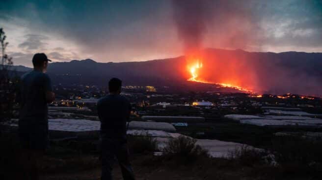 Vistas del volcán Cumbre Vieja expulsando lava, tomadas desde la montaña de La Lagunas.
