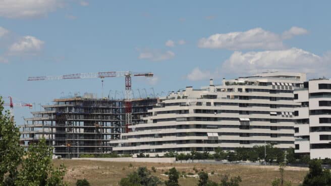 Construcción de nuevas viviendas en un barrio de Madrid.