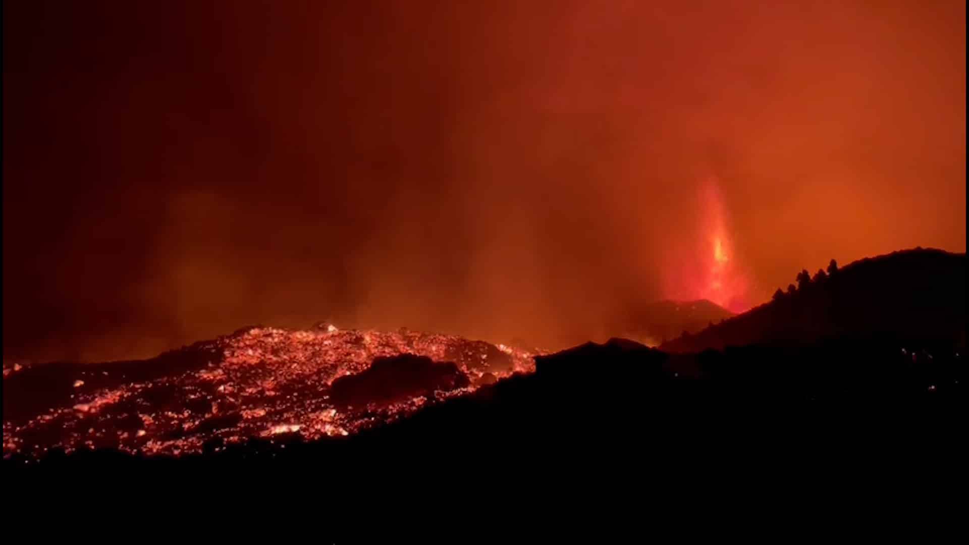Imágenes grabadas por la Guardia Civil en el volcán de La Palma