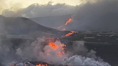 El material magmático forma en el mar una especie de pirámide de 50 metros