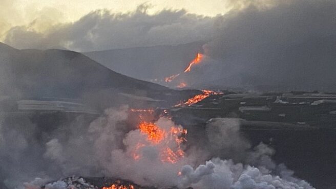 La lava del volcán llega al mar. La lava del volcán llega al mar.