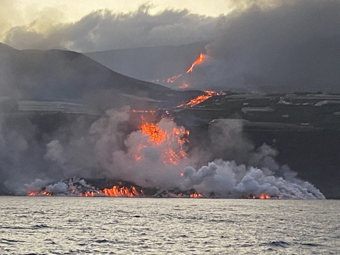 La lava del volcán llega al mar.