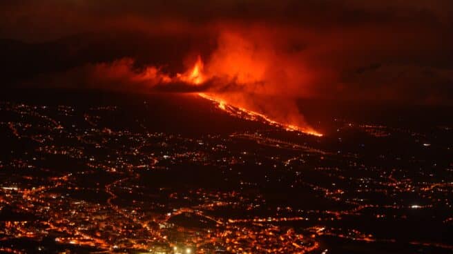 El volcan de La Palma visto con la localidad de El Paso en primer plano.