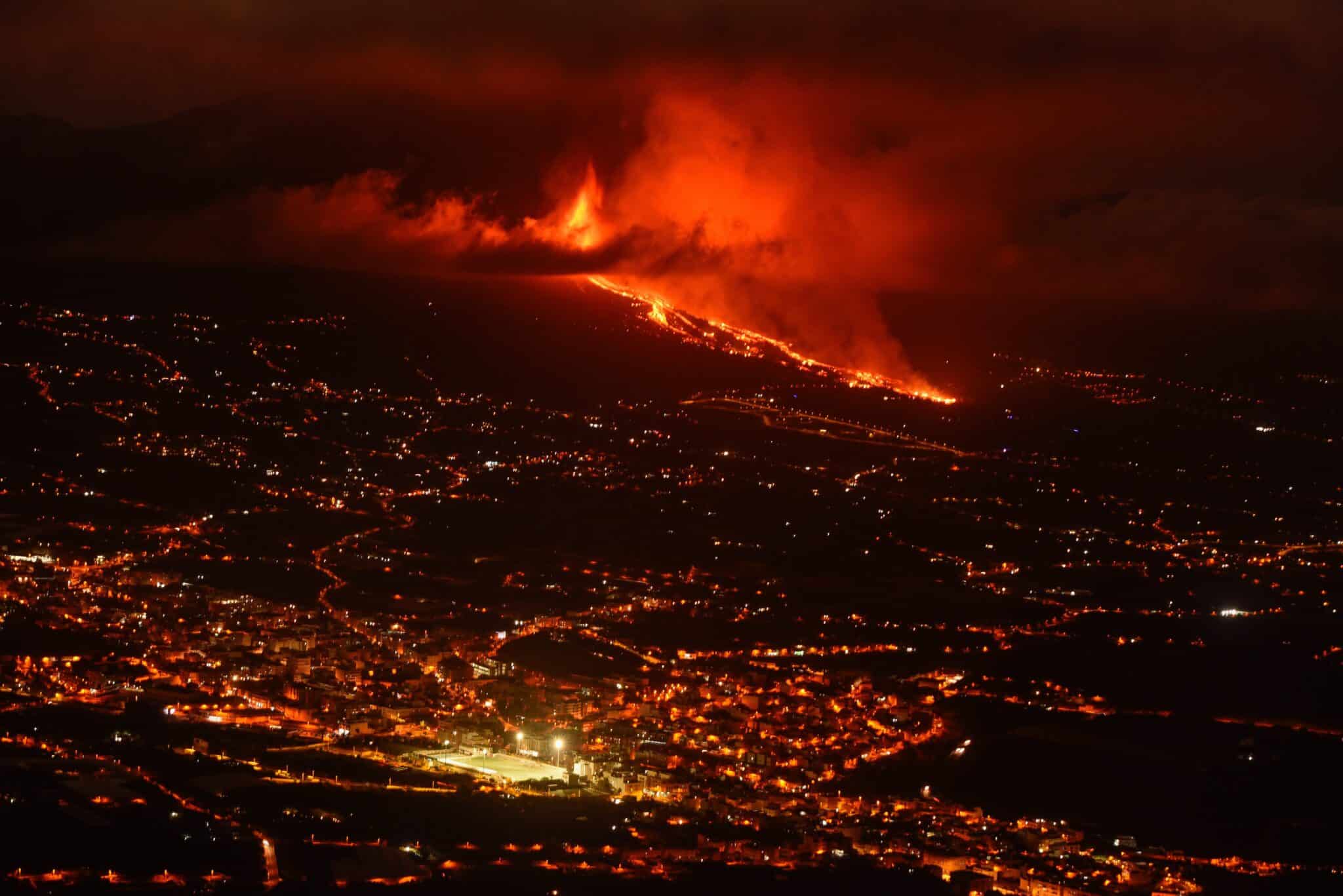 El volcan de La Palma visto con la localidad de El Paso en primer plano.