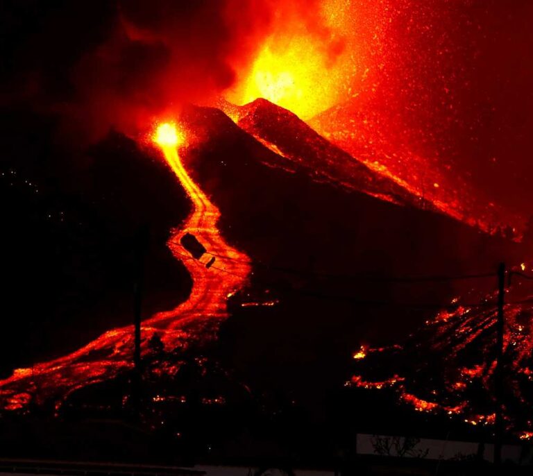 Los geólogos alertan de que pueden "llover cristales" cuando la lava llegue al mar
